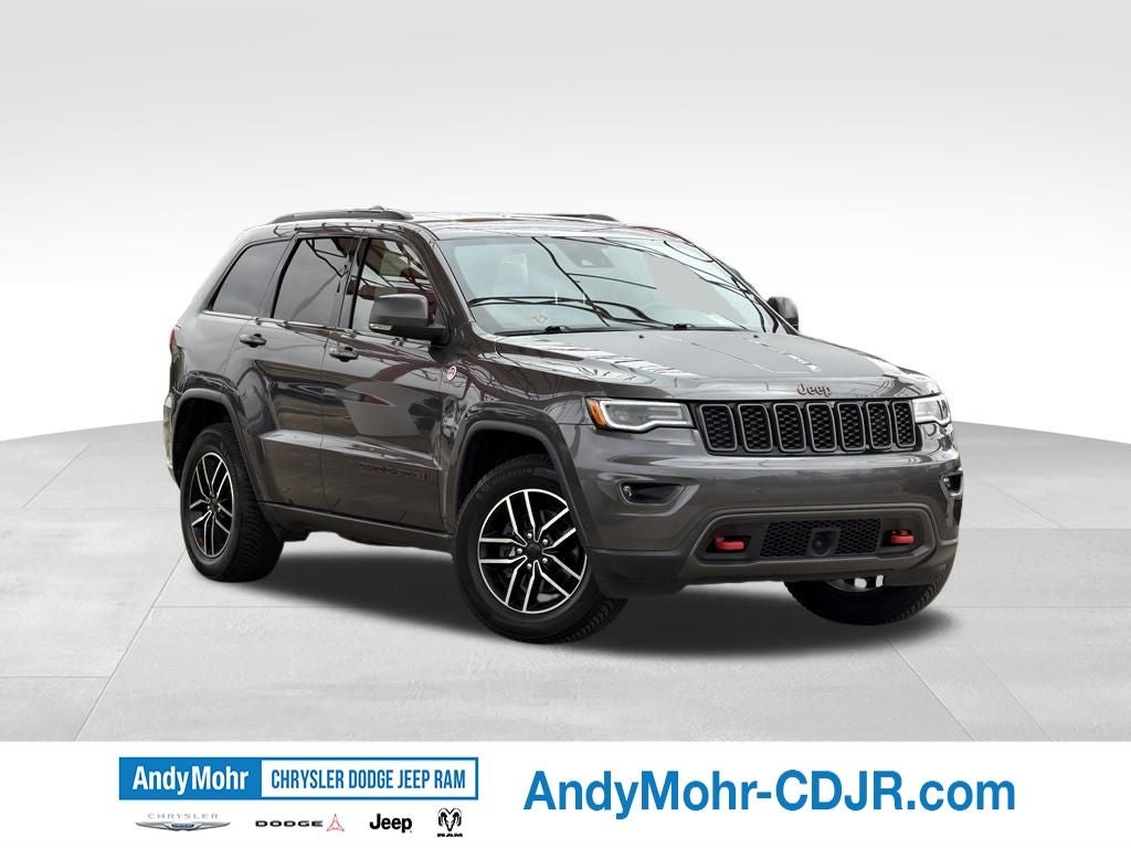 2020 Jeep Grand Cherokee Trailhawk in Granite Crystal Metallic Clearcoat — front three-quarter view